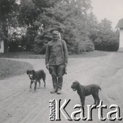 1930-1950, miejsce nieznane, Polska.
Mężczyzna z psami.
Fot. NN, kolekcja rodziny Walińskich, zbiory Fundacji Ośrodka KARTA