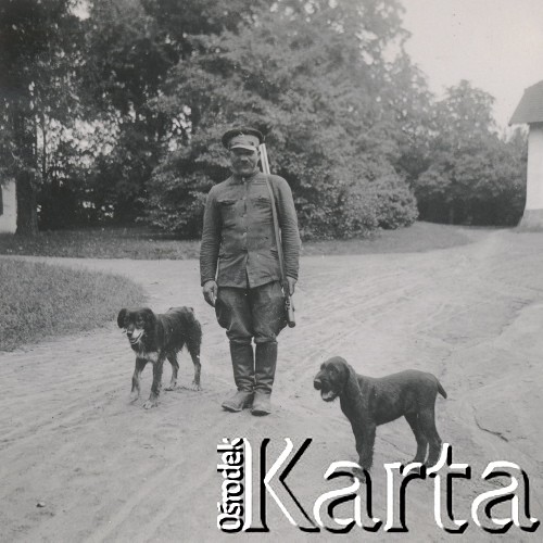 1930-1950, miejsce nieznane, Polska.
Mężczyzna z psami.
Fot. NN, kolekcja rodziny Walińskich, zbiory Fundacji Ośrodka KARTA