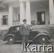 1930-1950, Sokola Góra, Polska.
Mężczyzna. Stoi obok samochodu.
Fot. NN, kolekcja rodziny Walińskich, zbiory Fundacji Ośrodka KARTA