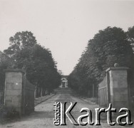 1930-1950, Sokola Góra, Polska.
Brama wjazdowa. W oddali widać dwór.
Fot. NN, kolekcja rodziny Walińskich, zbiory Fundacji Ośrodka KARTA