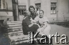 1930-1950, miejsce nieznane, Polska.
Spotkanie. Kobiety przed budynkiem.
Fot. NN, kolekcja rodziny Walińskich, zbiory Fundacji Ośrodka KARTA