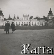 1930-1950, Warszawa, Polska.
Kobieta i mężczyzna na spacerze w parku przy Pałacu w Wilanowie.
Fot. NN, kolekcja rodziny Walińskich, zbiory Fundacji Ośrodka KARTA