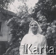 1930-1950, miejsce nieznane, Polska.
Pielęgniarka w ogrodzie.
Fot. NN, kolekcja rodziny Walińskich, zbiory Fundacji Ośrodka KARTA