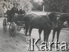 1930-1950, miejsce nieznane, Polska.
Ludzie jadą w powozie konnym.
Fot. NN, kolekcja rodziny Walińskich, zbiory Fundacji Ośrodka KARTA