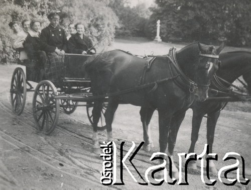 1930-1950, miejsce nieznane, Polska.
Ludzie jadą w powozie konnym.
Fot. NN, kolekcja rodziny Walińskich, zbiory Fundacji Ośrodka KARTA