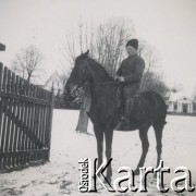 1930-1950, Sokola Góra, Polska.
Mężczyzna na koniu. W oddali dwór.
Fot. NN, kolekcja rodziny Walińskich, zbiory Fundacji Ośrodka KARTA