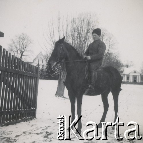 1930-1950, Sokola Góra, Polska.
Mężczyzna na koniu. W oddali dwór.
Fot. NN, kolekcja rodziny Walińskich, zbiory Fundacji Ośrodka KARTA