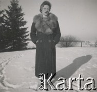 1930-1950, miejsce nieznane, Polska.
Zima. Kobieta stoi na śniegu.
Fot. NN, kolekcja rodziny Walińskich, zbiory Fundacji Ośrodka KARTA