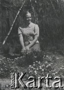 1930-1950, miejsce nieznane, Polska.
Kobieta w ogrodzie.
Fot. NN, kolekcja rodziny Walińskich, zbiory Fundacji Ośrodka KARTA