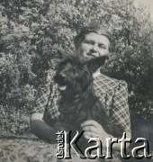 1930-1950, miejsce nieznane, Polska.
Kobieta z psem.
Fot. NN, kolekcja rodziny Walińskich, zbiory Fundacji Ośrodka KARTA