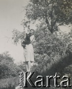 1930-1950, miejsce nieznane, Polska.
Dziewczyna trzyma psa.
Fot. NN, kolekcja rodziny Walińskich, zbiory Fundacji Ośrodka KARTA