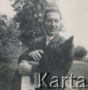 1930-1950, miejsce nieznane, Polska.
Mężczyzna z psem.
Fot. NN, kolekcja rodziny Walińskich, zbiory Fundacji Ośrodka KARTA