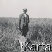 1930-1950, miejsce nieznane, Polska.
Mężczyzna z psem. Stoją w zbożu.
Fot. NN, kolekcja rodziny Walińskich, zbiory Fundacji Ośrodka KARTA