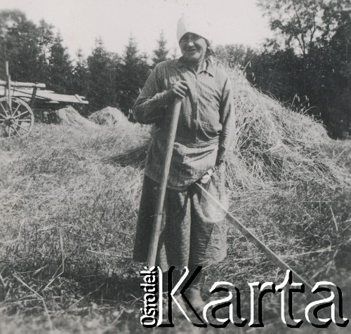 1930-1950, miejsce nieznane, Polska.
Żniwa. Kobieta z kosą.
Fot. NN, kolekcja rodziny Walińskich, zbiory Fundacji Ośrodka KARTA