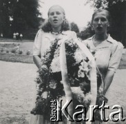 1930-1950, miejsce nieznane, Polska.
Kobiety z wieńcem.
Fot. NN, kolekcja rodziny Walińskich, zbiory Fundacji Ośrodka KARTA