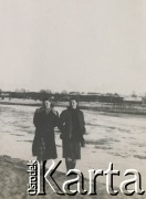 1930-1950, miejsce nieznane, Polska.
Zima. Kobiety stoją obok rzeki.
Fot. NN, kolekcja rodziny Walińskich, zbiory Fundacji Ośrodka KARTA