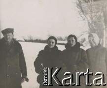 1930-1950, miejsce nieznane, Polska.
Zimowy spacer.
Fot. NN, kolekcja rodziny Walińskich, zbiory Fundacji Ośrodka KARTA