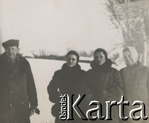 1930-1950, miejsce nieznane, Polska.
Zimowy spacer.
Fot. NN, kolekcja rodziny Walińskich, zbiory Fundacji Ośrodka KARTA