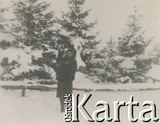 1930-1950, miejsce nieznane, Polska.
Zima. Dziewczyna z psem na spacerze.
Fot. NN, kolekcja rodziny Walińskich, zbiory Fundacji Ośrodka KARTA