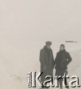 1930-1950, miejsce nieznane, Polska.
Kobieta i mężczyzna podczas zimowego spaceru.
Fot. NN, kolekcja rodziny Walińskich, zbiory Fundacji Ośrodka KARTA