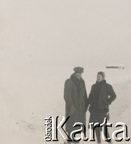 1930-1950, miejsce nieznane, Polska.
Kobieta i mężczyzna podczas zimowego spaceru.
Fot. NN, kolekcja rodziny Walińskich, zbiory Fundacji Ośrodka KARTA