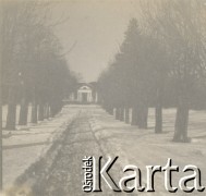 1930-1950, Sokola Góra, Polska.
Zima. Aleja drzewa przed dworem.
Fot. NN, kolekcja rodziny Walińskich, zbiory Fundacji Ośrodka KARTA