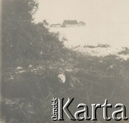 1930-1950, miejsce nieznane, Polska.
Zima. Kobieta leży na ziemi. W oddali widać budynki.
Fot. NN, kolekcja rodziny Walińskich, zbiory Fundacji Ośrodka KARTA