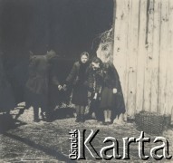 1930-1950, miejsce nieznane, Polska.
Dwie kobiety i mężczyzna przed stodołą.
Fot. NN, kolekcja rodziny Walińskich, zbiory Fundacji Ośrodka KARTA