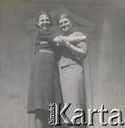 1930-1950, miejsce nieznane, Polska.
Dwie uśmiechnięte kobiety.
Fot. NN, kolekcja rodziny Walińskich, zbiory Fundacji Ośrodka KARTA