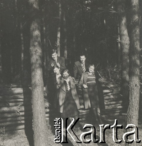 1930-1950, miejsce nieznane, Polska.
Portret grupowy w lesie.
Fot. NN, kolekcja rodziny Walińskich, zbiory Fundacji Ośrodka KARTA
