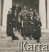 1930-1950, Sokola Góra, Polska.
Portret grupowy na schodach dworu.
Fot. NN, kolekcja rodziny Walińskich, zbiory Fundacji Ośrodka KARTA