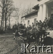 1930-1950, Sokola Góra, Polska.
Powóz konny i ludzie przed dworem.
Fot. NN, kolekcja rodziny Walińskich, zbiory Fundacji Ośrodka KARTA