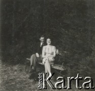 1930-1950, miejsce nieznane, Polska.
Kobieta i mężczyzna. Siedzą na ławce na tle drzew.
Fot. NN, kolekcja rodziny Walińskich, zbiory Fundacji Ośrodka KARTA
