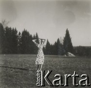 1930-1950, miejsce nieznane, Polska.
Kobieta na polanie.
Fot. NN, kolekcja rodziny Walińskich, zbiory Fundacji Ośrodka KARTA