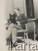 1930-1950, miejsce nieznane, Polska.
Mężczyzna z psem.
Fot. NN, kolekcja rodziny Walińskich, zbiory Fundacji Ośrodka KARTA