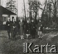 1930-1950, miejsce nieznane, Polska.
Portret grupowy na świeżym powietrzu.
Fot. NN, kolekcja rodziny Walińskich, zbiory Fundacji Ośrodka KARTA