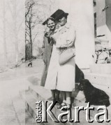 1930-1950, miejsce nieznane, Polska.
Kobiety i pies. Stoją na schodach dworu.
Fot. NN, kolekcja rodziny Walińskich, zbiory Fundacji Ośrodka KARTA
