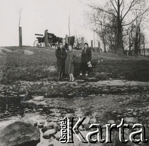 1930-1950, miejsce nieznane, Polska.
Kobiety. Stoją nad rzeką. W oddali powóz konny.
Fot. NN, kolekcja rodziny Walińskich, zbiory Fundacji Ośrodka KARTA