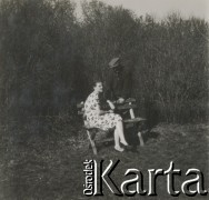 1930-1950, miejsce nieznane, Polska.
Kobieta siedzi na ławce. O ławkę opiera się mężczyzna.
Fot. NN, kolekcja rodziny Walińskich, zbiory Fundacji Ośrodka KARTA