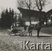 1930-1950, miejsce nieznane, Polska.
Kobieta i mężczyzna w powozie konnym. Obok stoi chłopiec.
Fot. NN, kolekcja rodziny Walińskich, zbiory Fundacji Ośrodka KARTA