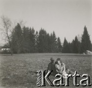 1930-1950, miejsce nieznane, Polska.
Kobieta i mężczyzna. Siedzą na trawie.
Fot. NN, kolekcja rodziny Walińskich, zbiory Fundacji Ośrodka KARTA