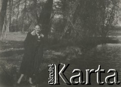 1930-1950, miejsce nieznane, Polska.
Dziewczyna nad rzeką.
Fot. NN, kolekcja rodziny Walińskich, zbiory Fundacji Ośrodka KARTA