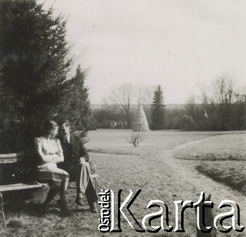 1930-1950, miejsce nieznane, Polska.
Para na ławce. Na pierwszym planie pies.
Fot. NN, kolekcja rodziny Walińskich, zbiory Fundacji Ośrodka KARTA