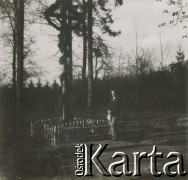 1930-1950, miejsce nieznane, Polska.
Mężczyzna. Stoi obok krzyża.
Fot. NN, kolekcja rodziny Walińskich, zbiory Fundacji Ośrodka KARTA