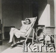 1930-1950, Sokola Góra, Polska.
Kobieta w leżaku na tarasie.
Fot. NN, kolekcja rodziny Walińskich, zbiory Fundacji Ośrodka KARTA