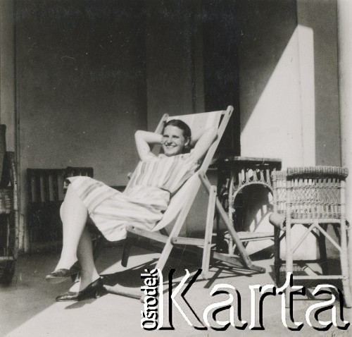 1930-1950, Sokola Góra, Polska.
Kobieta w leżaku na tarasie.
Fot. NN, kolekcja rodziny Walińskich, zbiory Fundacji Ośrodka KARTA