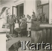 1930-1950, Sokola Góra, Polska.
Portret grupowy na tarasie dworu. N/z Czesław Waliński (na krześle).
Fot. NN, kolekcja rodziny Walińskich, zbiory Fundacji Ośrodka KARTA