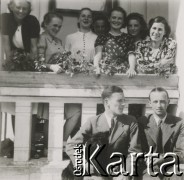1930-1950, Sokola Góra, Polska.
Portret grupowy. Przed balustradą dwóch mężczyzn z psem. Za balaustradą kobiety.
Fot. NN, kolekcja rodziny Walińskich, zbiory Fundacji Ośrodka KARTA