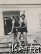 1930-1950, miejsce nieznane, Polska.
Kobiety w strojach kąpielowych. W tle budynek.
Fot. NN, kolekcja rodziny Walińskich, zbiory Fundacji Ośrodka KARTA