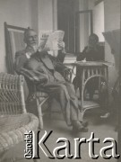 1930-1950, Sokola Góra, Polska.
Czytanie gazet na tarasie. N/z Czesław Waliński (1L).
Fot. NN, kolekcja rodziny Walińskich, zbiory Fundacji Ośrodka KARTA